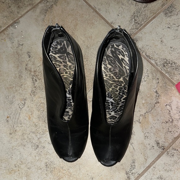 Used Black Cosmopolitan Heels, Size 9 - Picture 1 of 3